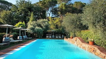 Piscina all'aperto, ombrelloni da piscina, lettini