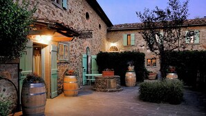 Un edificio de piedra con fachada rústica, una puerta de madera y un letrero que dice "MOLINO".