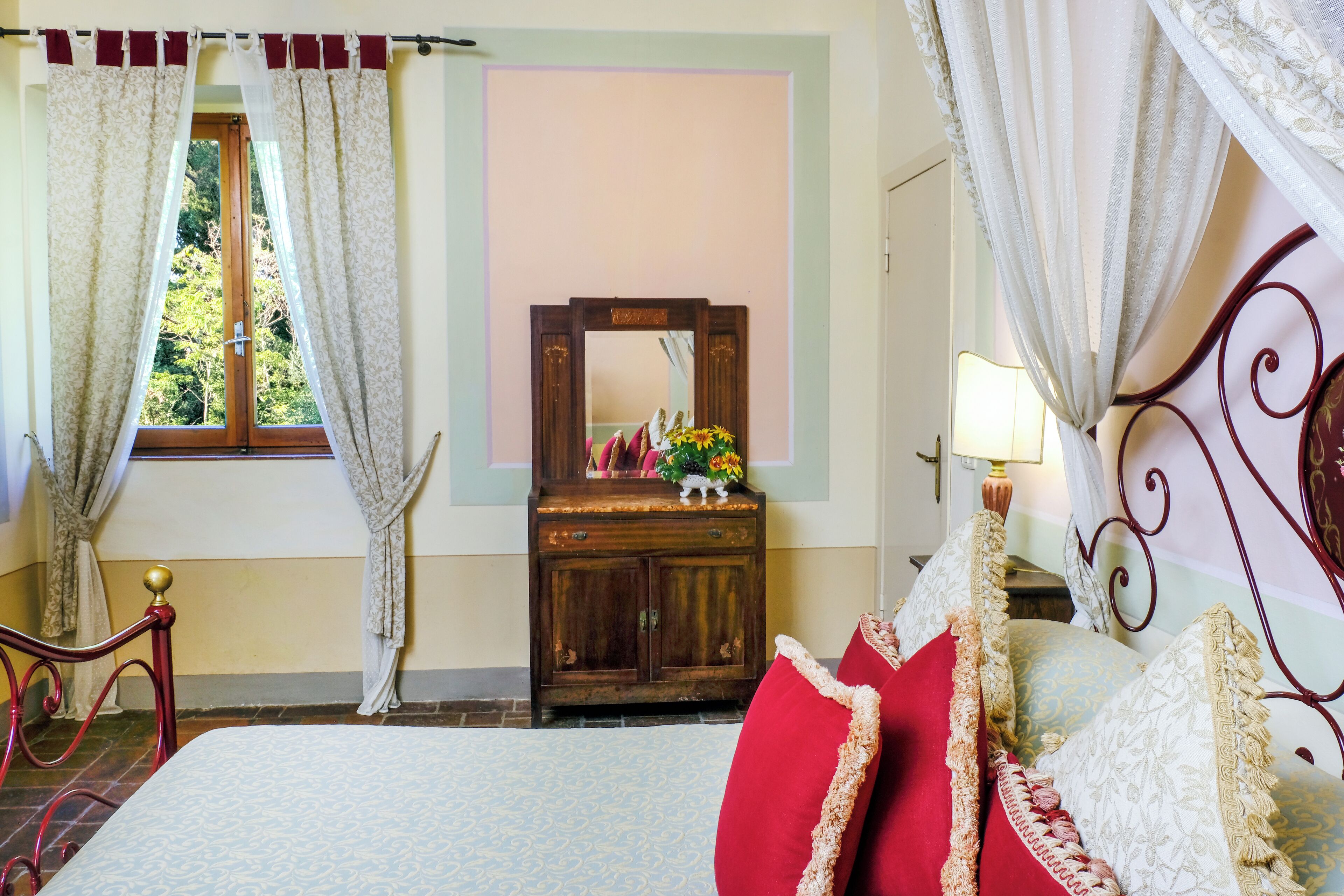 classic room, 1 double bed (romantic) | premium bedding, minibar, in-room safe, desk