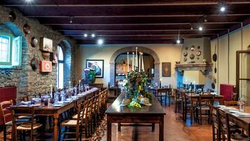 Breakfast, lunch, dinner served; local cuisine, alfresco dining