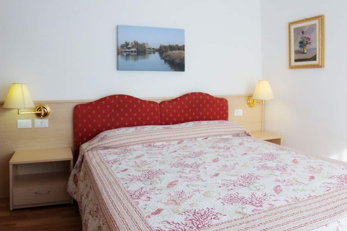 Familiekamer (Superior) | Een kluis op de kamer, een bureau, gratis wifi, beddengoed