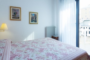Habitación familiar (Superior) | Caja fuerte, escritorio, wifi gratis y ropa de cama