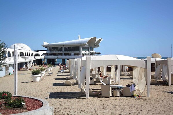 Plage, chaises longues, parasols