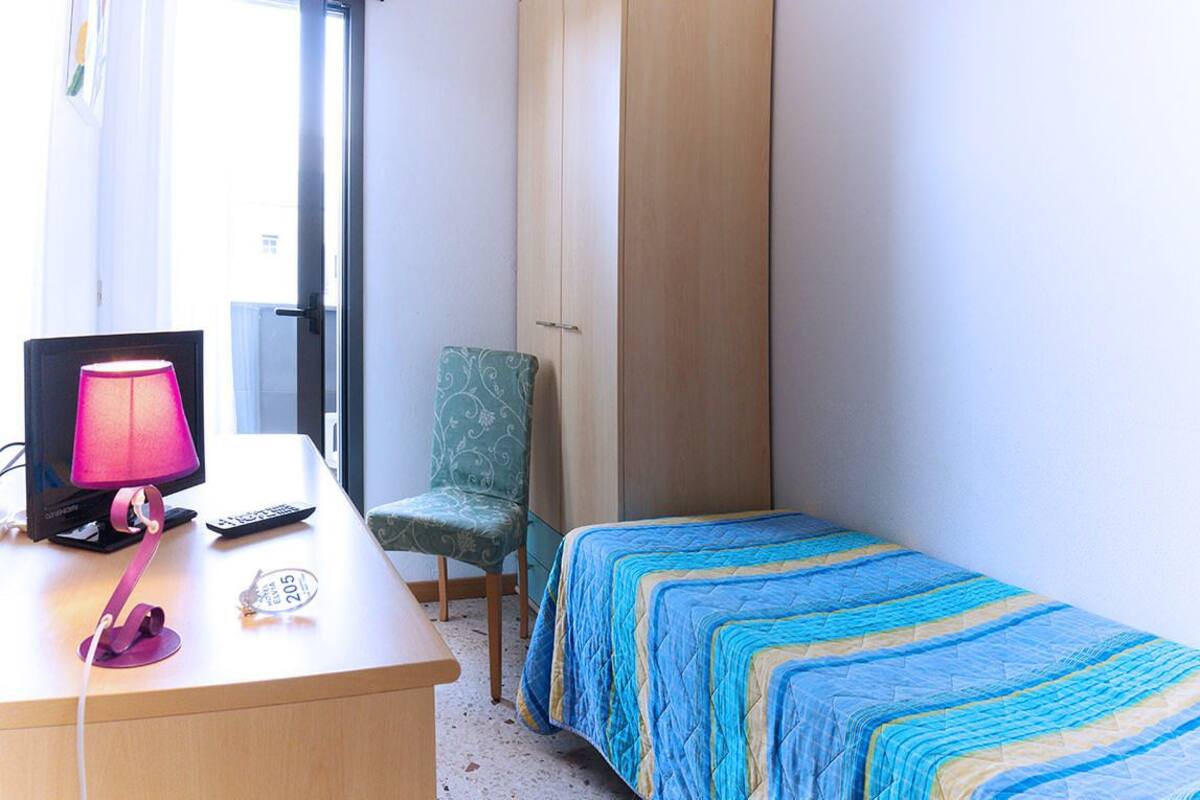 Eenpersoonskamer | Een kluis op de kamer, een bureau, gratis wifi, beddengoed