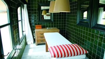 Soins de manucure et de pédicure, massages