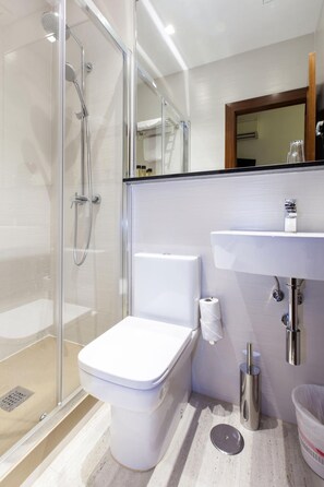 Shower, rainfall showerhead, hair dryer, towels