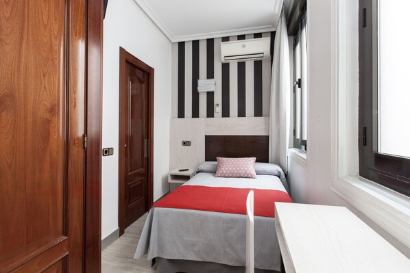 Single Room | 2 bedrooms, Egyptian cotton sheets, hypo-allergenic bedding, down duvets