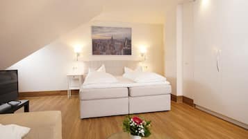 Hochwertige Bettwaren, Minibar, Zimmersafe, individuell dekoriert