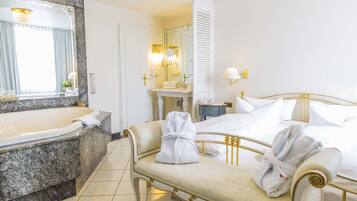 Dusche, kostenlose Toilettenartikel, Haartrockner, Bademäntel