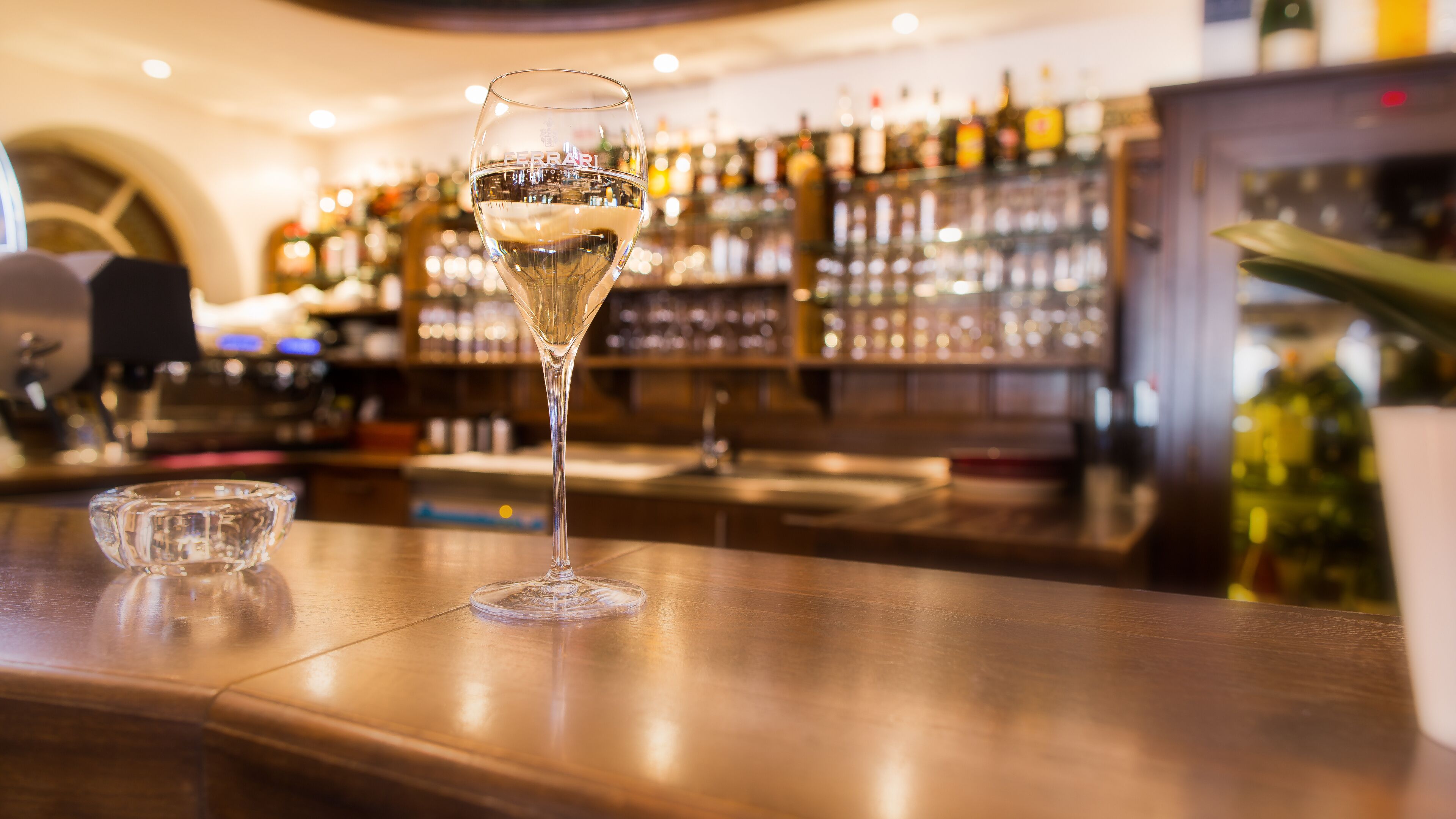 lunch and dinner served, international cuisine