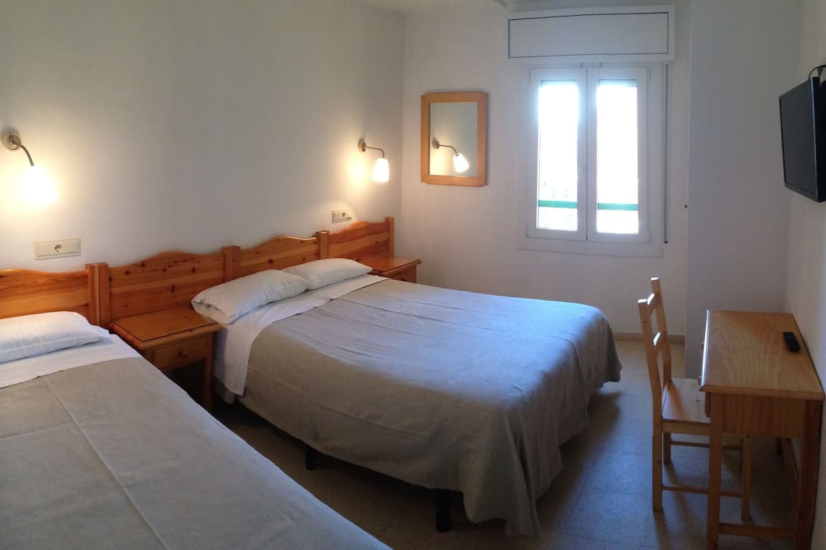 Kolmen hengen huone, kylpyhuone makuuhuoneen yhteydessä | Tallelokero huoneessa, pimennysverhot, silitysrauta/-lauta