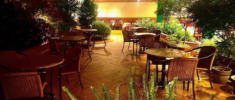 Petit déjeuner, déjeuner et dîner servis sur place