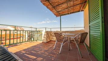 Family Room, Ensuite | In-room safe, blackout drapes, iron/ironing board, free WiFi