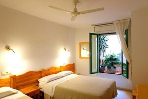 Caja fuerte, cortinas opacas, tabla de planchar con plancha