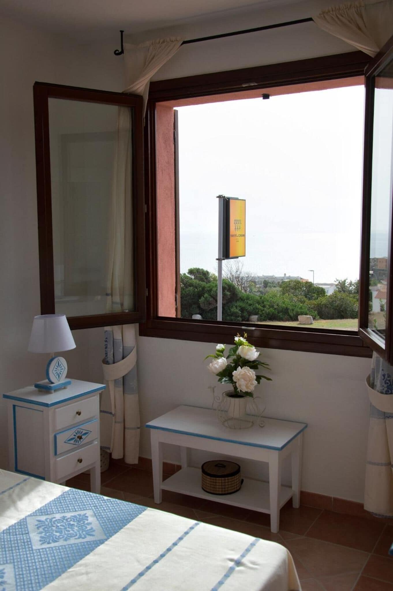 มินิบาร์, ตู้นิรภัยในห้องพัก, โต๊ะทำงาน, Wi-Fi ฟรี
