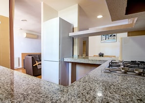 First Floor Apartment | Eigene Küche | Kühlschrank, Mikrowelle, Toaster, Grillplatte