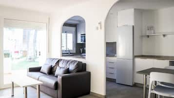 Room, Ground Floor (Zone A) | Blackout curtains, iron/ironing board, WiFi, bed sheets