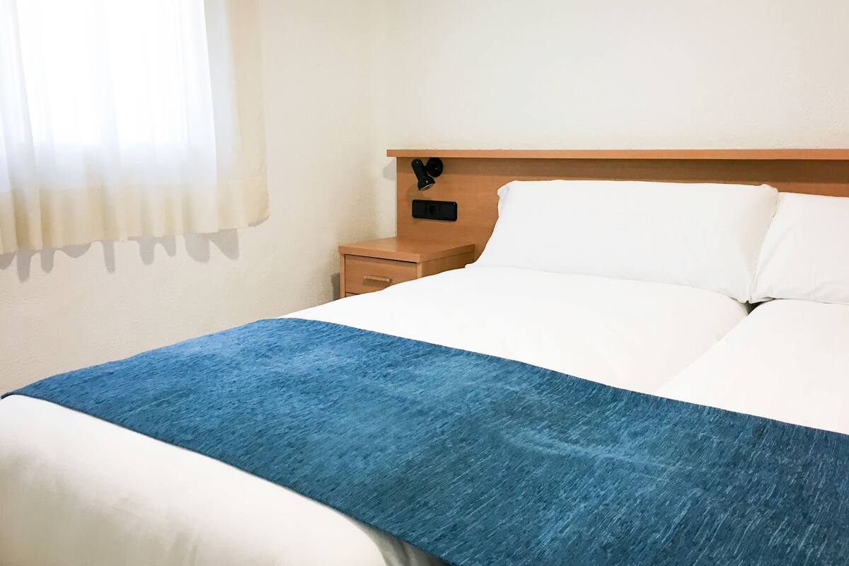 First Floor Apartment | Cortinas opacas, tabla de planchar con plancha, wifi y ropa de cama