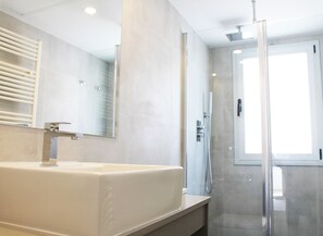 Appartement, 2 slaapkamers, op benedenverdieping (Zone B) | Badkamer | Een douche, handdoeken