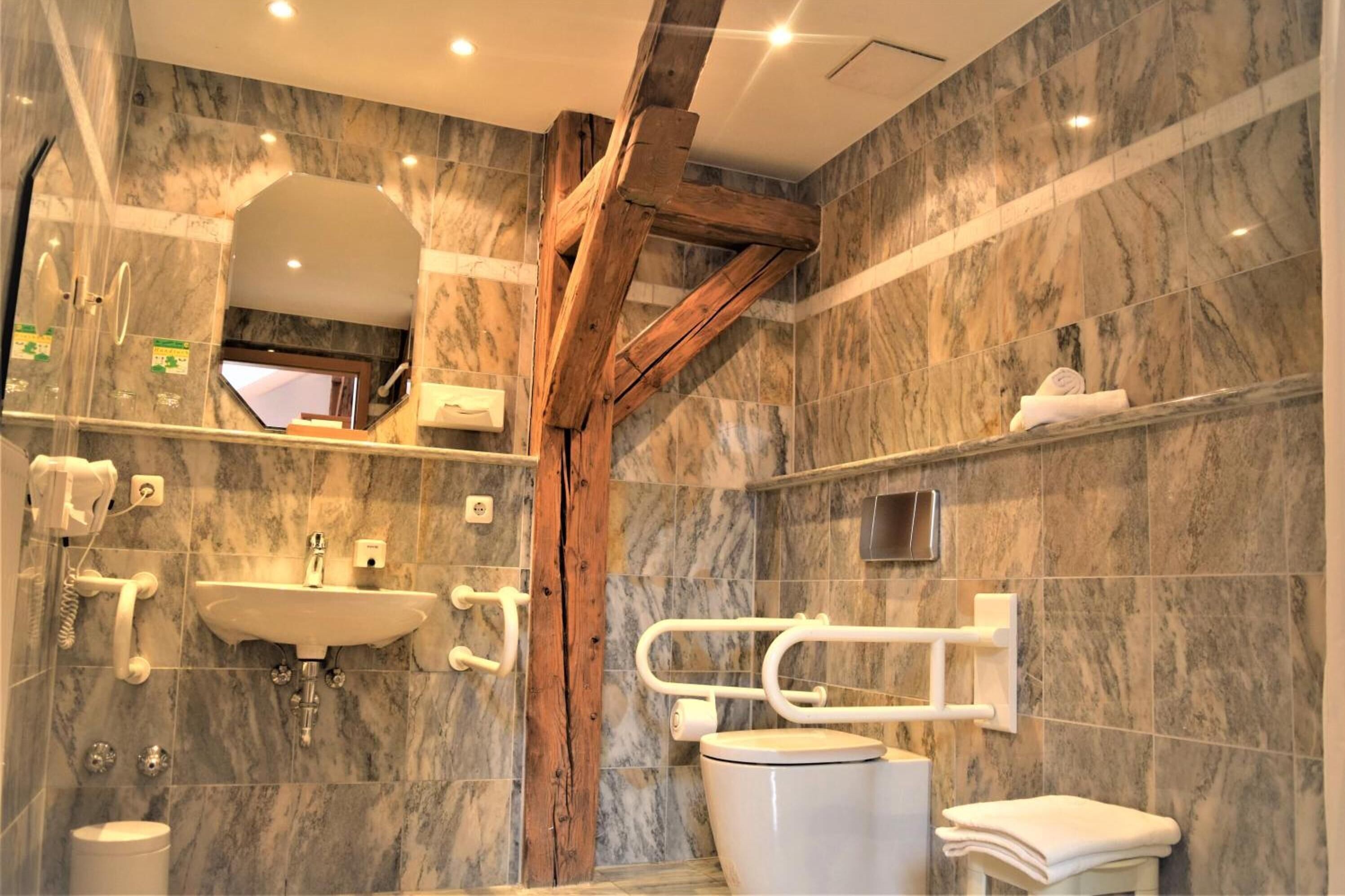 Dusche, kostenlose Toilettenartikel, Haartrockner, Handtücher