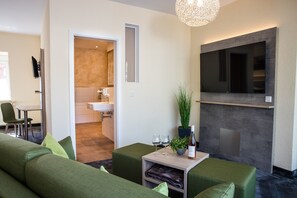 Deluxe studio suite, terras | Woonruimte | Een 32-inch flatscreentelevisie met satellietzenders en televisie