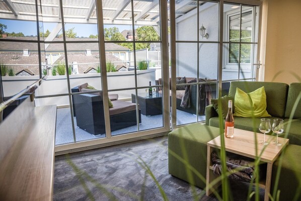 Deluxe studio suite, terras | Woonruimte | Een 32-inch flatscreentelevisie met satellietzenders en televisie