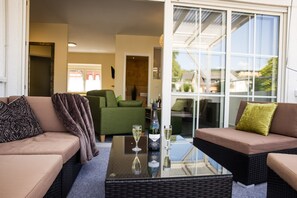 Deluxe studio suite, terras | Hypoallergeen beddengoed, een bureau, geluiddichte muren, gratis wifi