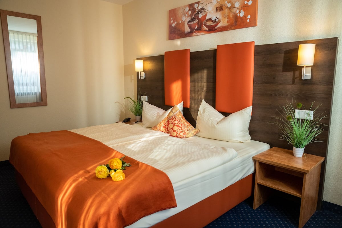 Junior-Suite | Peralatan tempat tidur hipoalergenik, meja, kalis bunyi, Wi-fi percuma