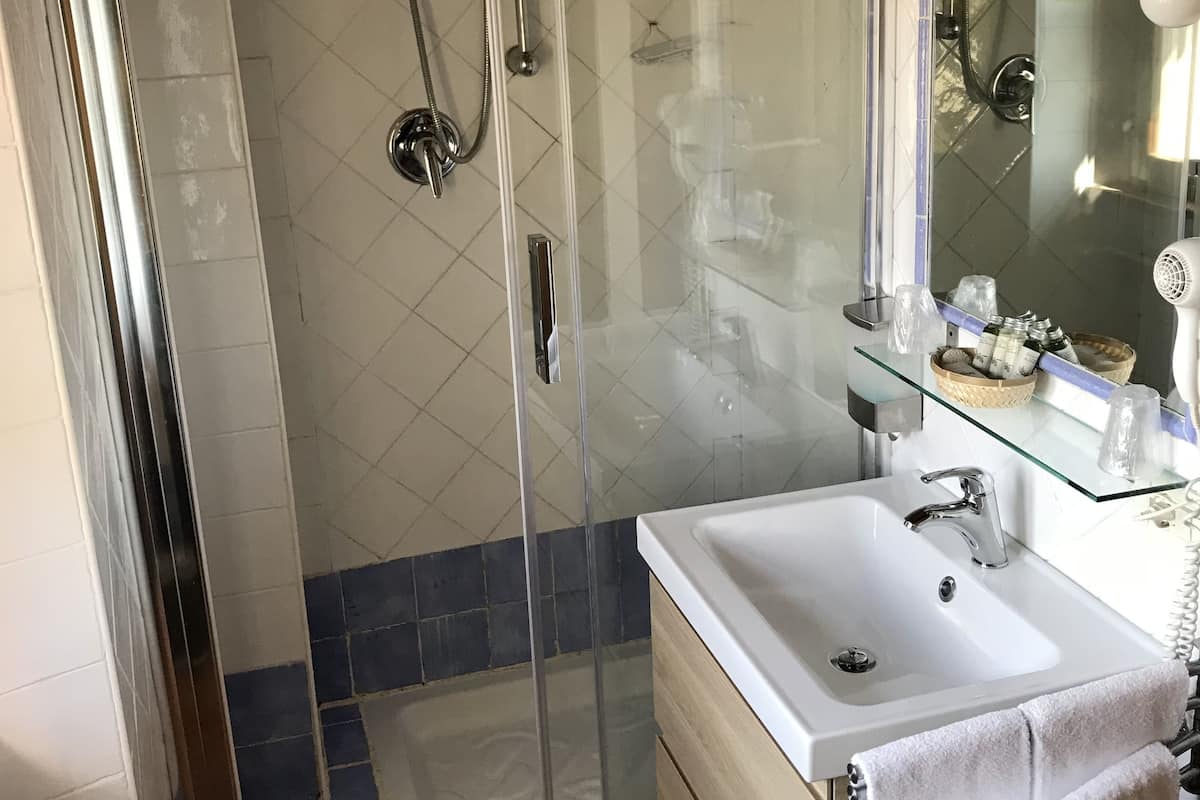 Shower, rainfall showerhead, free toiletries, hair dryer