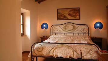 Standaard tweepersoonskamer | Lakens van Egyptisch katoen, luxe beddengoed, donsdekens, een bureau