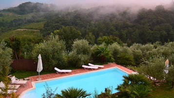 Piscine extérieure (ouverte en saison), parasols de plage