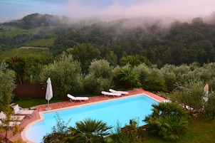 Piscina externa sazonal, funciona das 9h30 às 21h, guarda-sóis