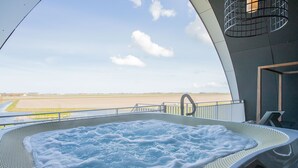 Ein Whirlpool mit Blick auf das Flughafengelände und die Landebahn.