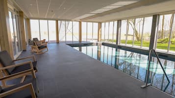 Indendørs pool, åben fra kl. 08.00 til kl. 21.30, liggestole