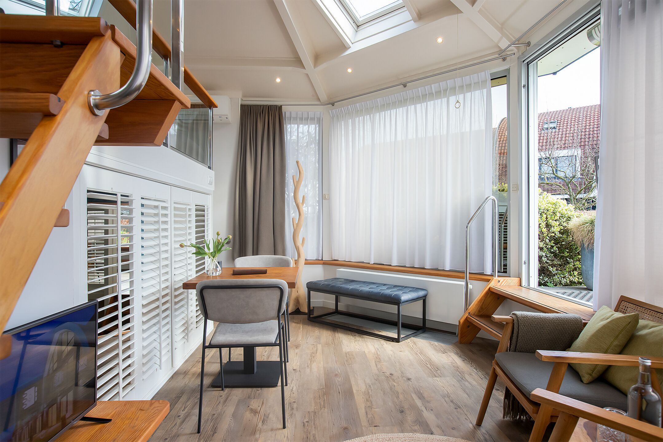 superior suite, garden area | living area | flat-screen tv, first-run films, pay films