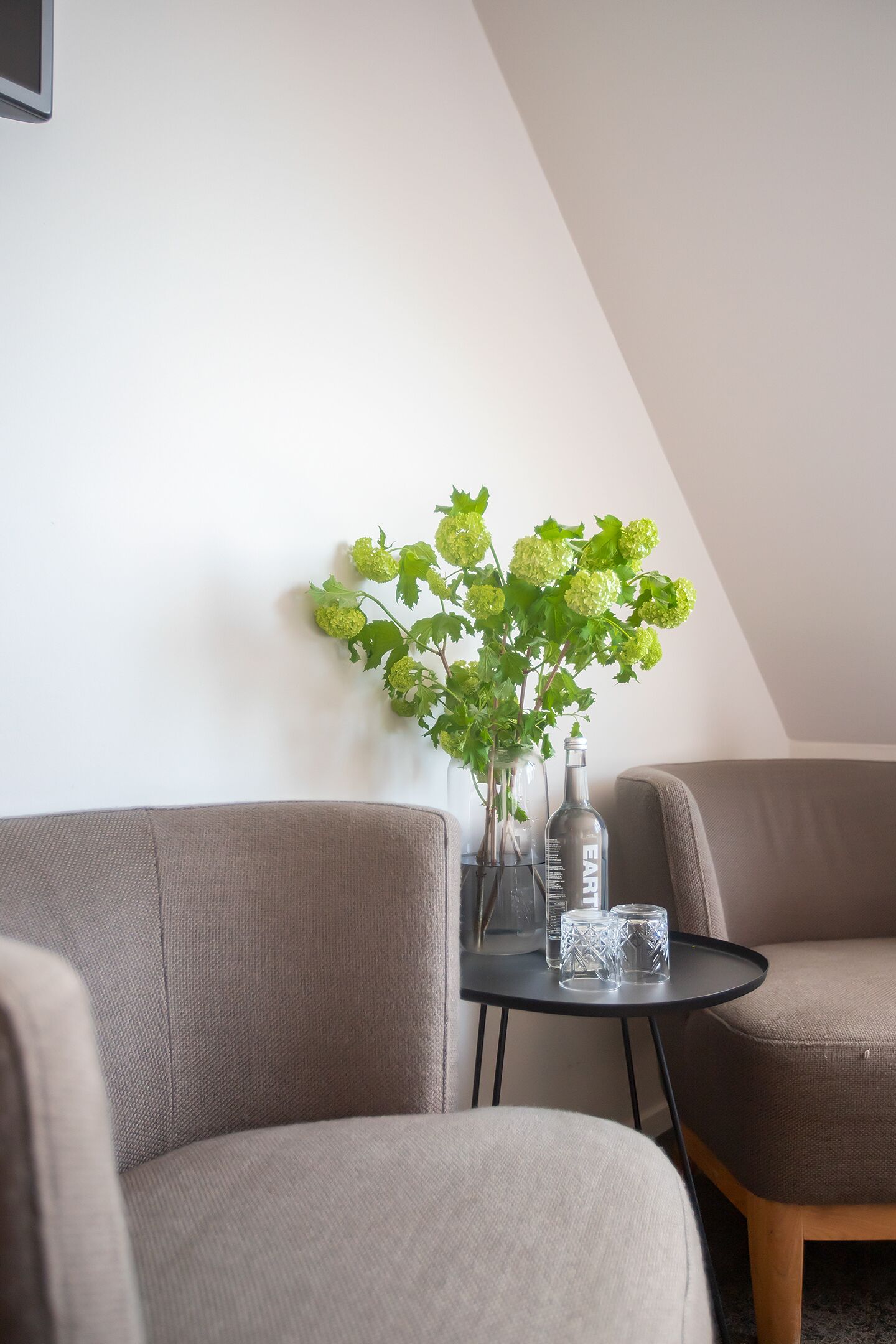 deluxe room with bath | 1 bedroom, in-room safe, individually decorated, individually furnished