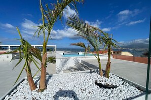 Piscina stagionale all'aperto, ombrelloni da piscina, lettini