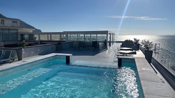 Außenpool (je nach Saison geöffnet), Sonnenschirme, Liegestühle