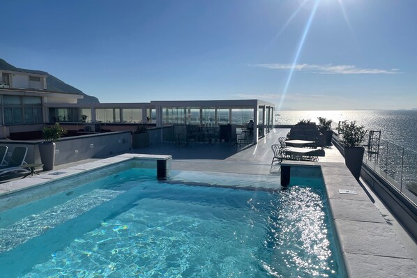 Piscina stagionale all'aperto, ombrelloni da piscina, lettini