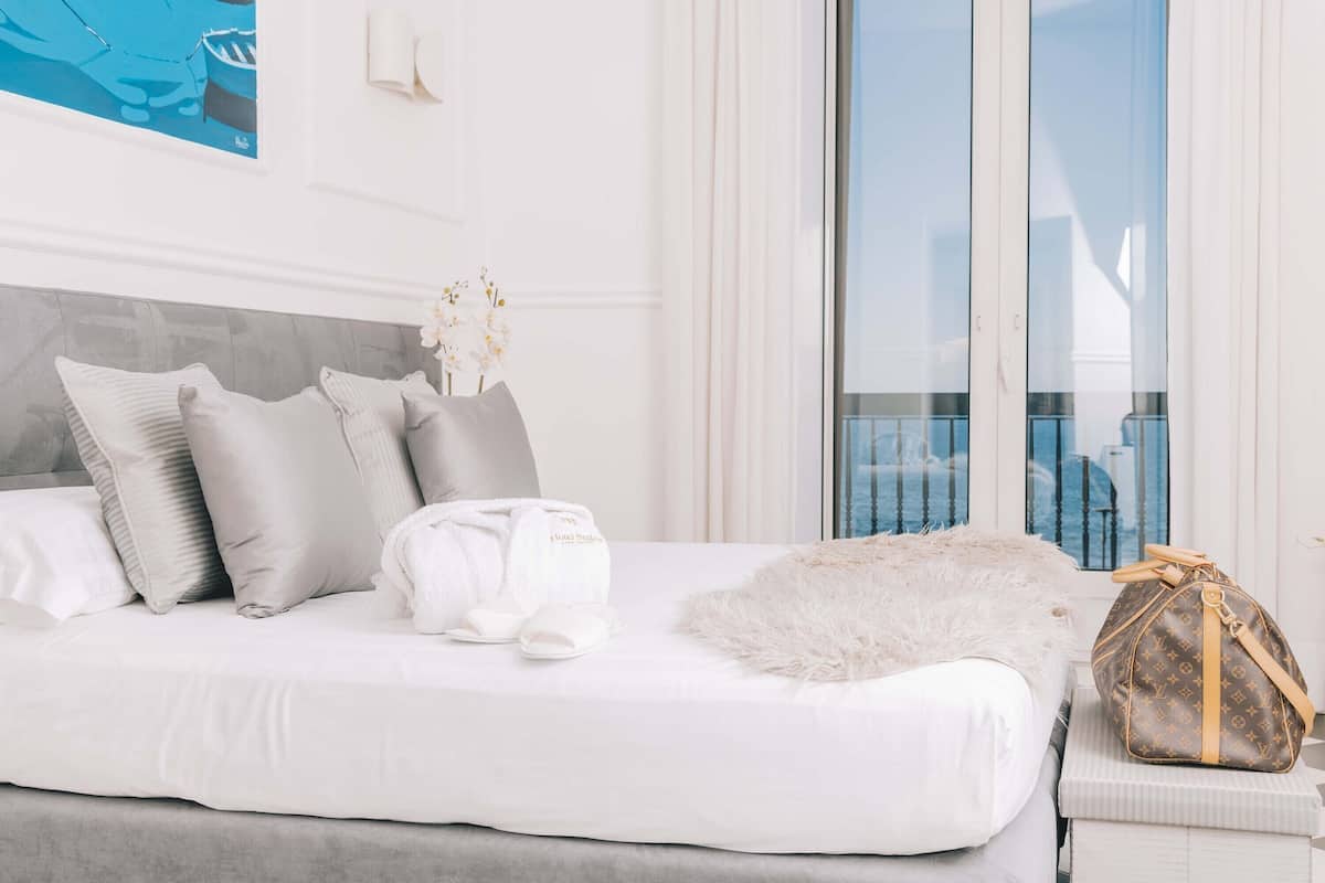 Literie hypoallergénique, matelas Select Comfort, minibar