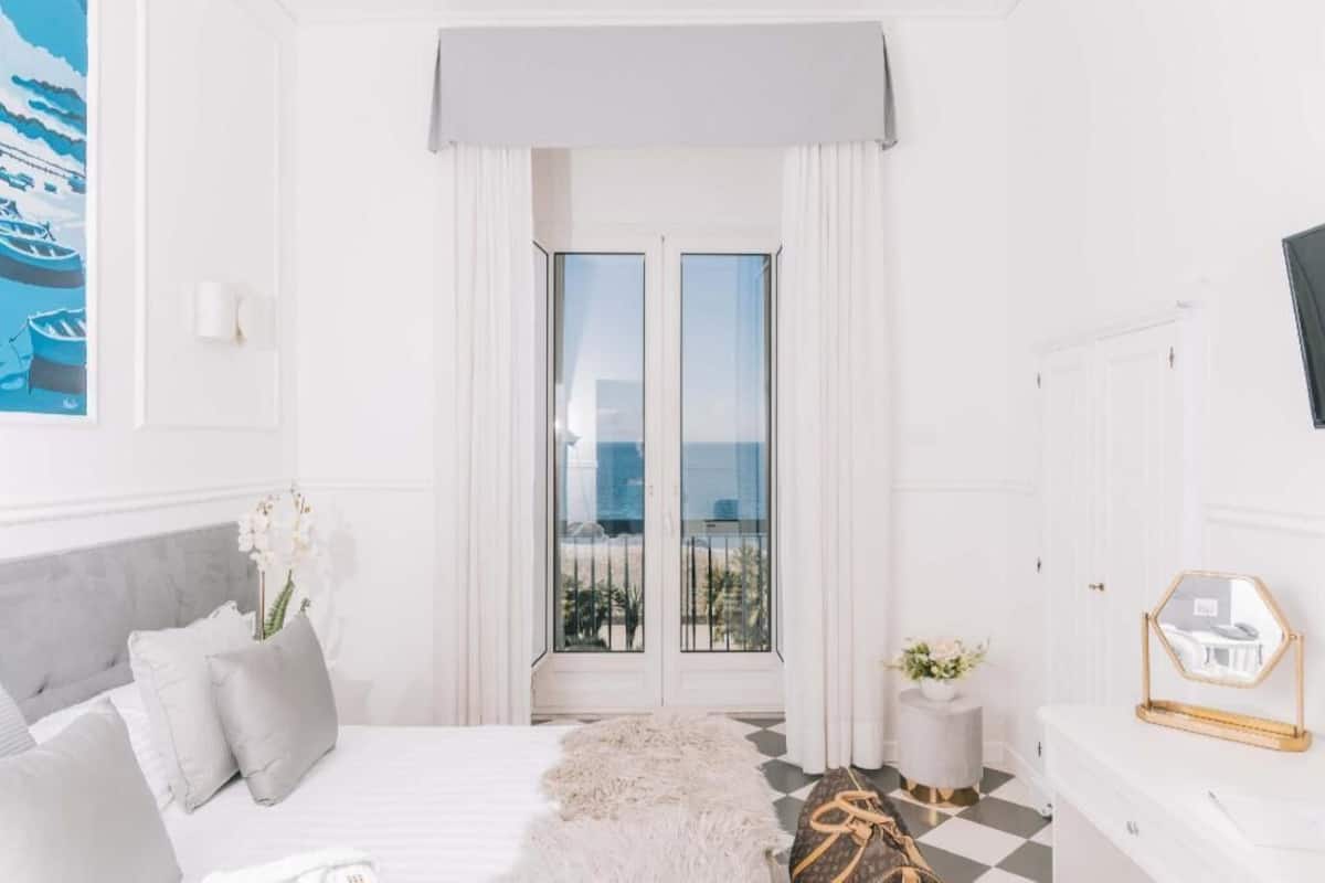 Literie hypoallergénique, matelas Select Comfort, minibar