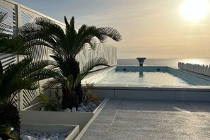 Piscine extérieure (ouverte en saison), parasols de plage