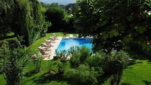 Una piscina al aire libre, tumbonas