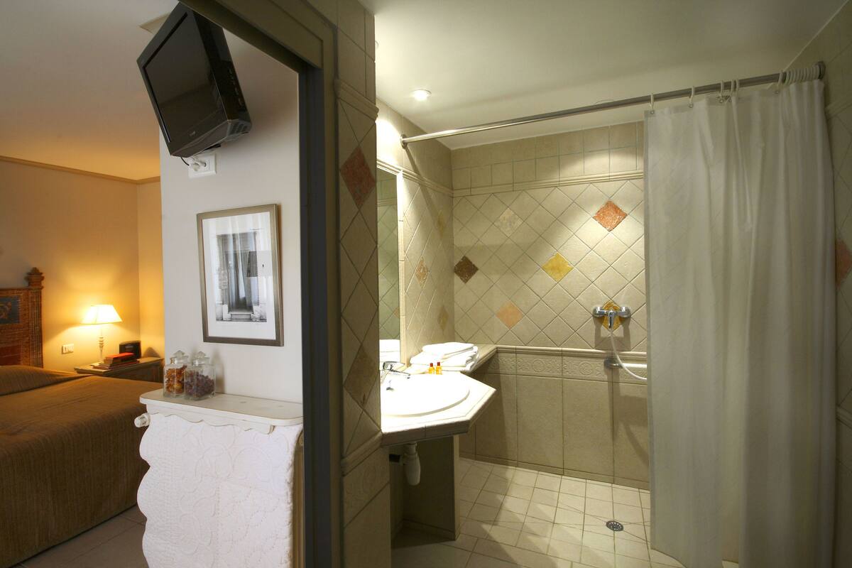 Superior Room | In-room safe, desk, soundproofing, iron/ironing board (on request)