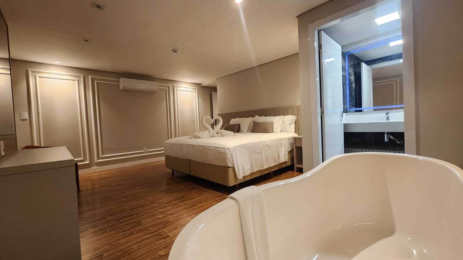 奢華開放式套房 | 低過敏寢具、迷你吧、客房內保險箱、書桌