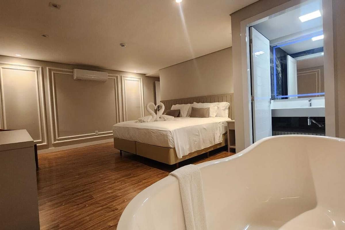luxury studio suite | 1 bedroom, hypo-allergenic bedding, minibar, in-room safe