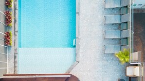 An aerial view of a swimming pool with lounge chairs and a hot tub area. - Del Rey Quality Hotel (Foz do Iguaçu)