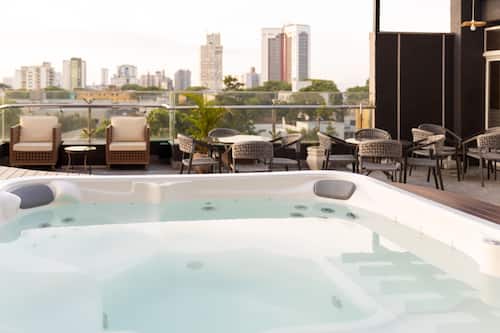 Piscina externa, guarda-sóis, espreguiçadeiras