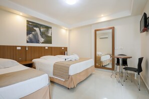 Deluxe Triple Room | Hypo-allergenic bedding, minibar, in-room safe, desk - Del Rey Quality Hotel (Foz do Iguaçu)