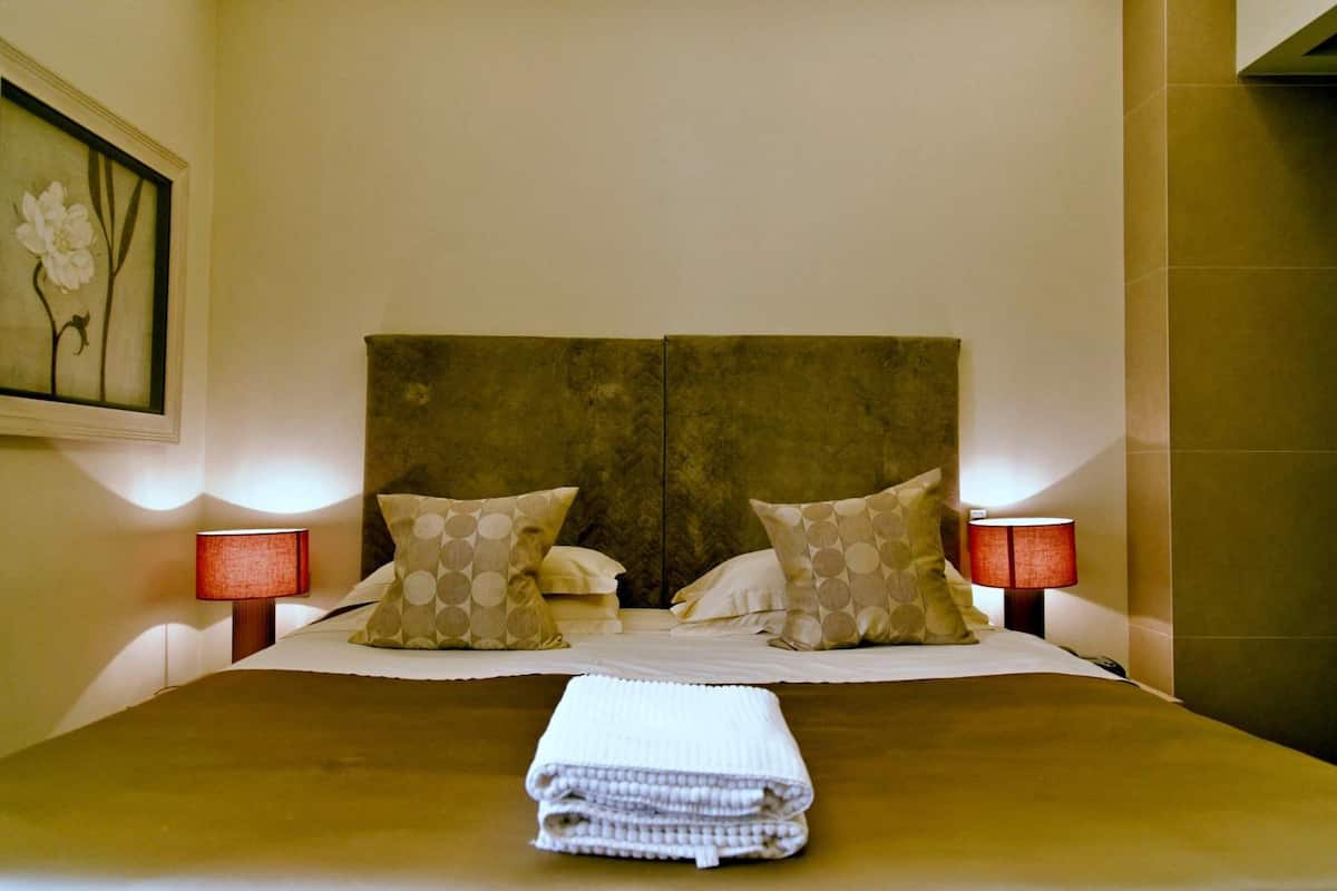 Premium bedding, minibar, in-room safe, desk
